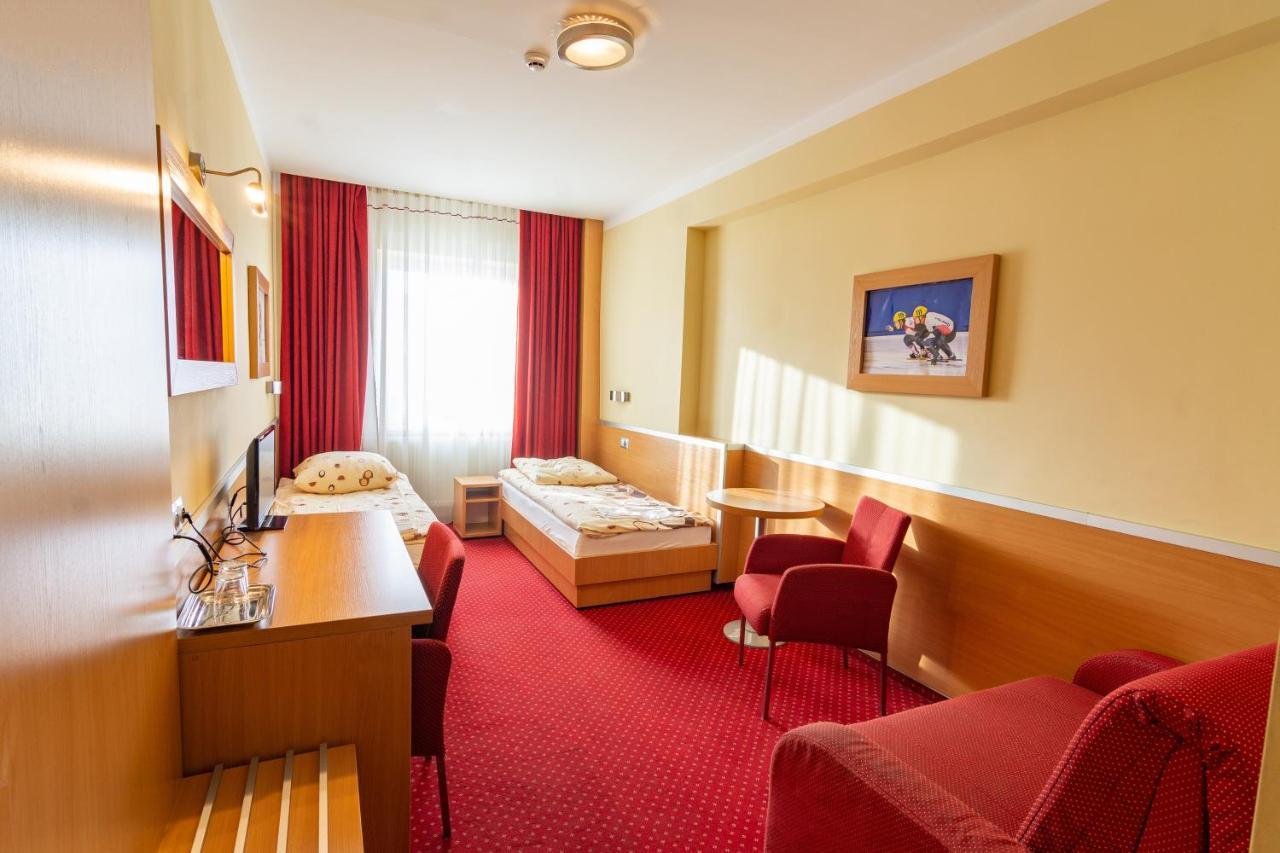 Dom Sportowca Blonie - Mosir Hotell Sanok Exteriör bild