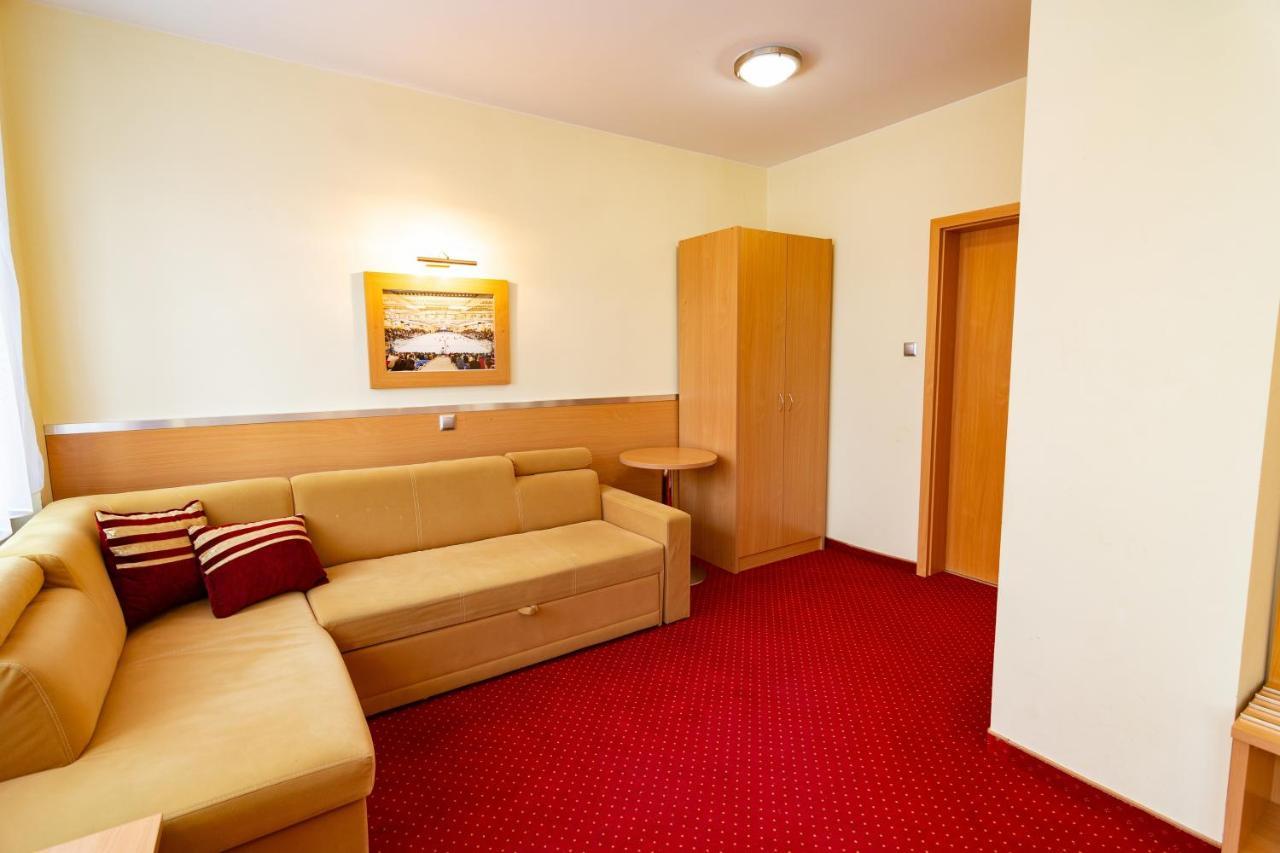 Dom Sportowca Blonie - Mosir Hotell Sanok Exteriör bild