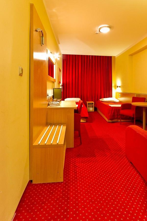 Dom Sportowca Blonie - Mosir Hotell Sanok Exteriör bild